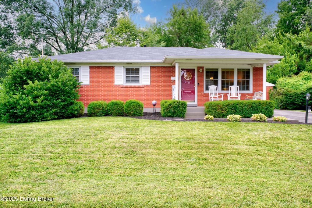 Photo of 5406 Trefoil Ln, Louisville, KY 40258 (MLS # 1705348)