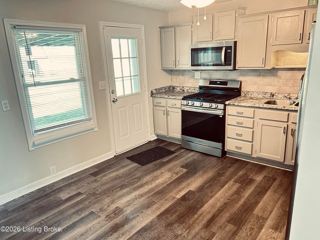 Photo of 206 Meadowview Dr, Mt Washington, KY 40047 (MLS # 1711997)