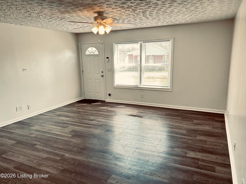 Photo of 206 Meadowview Dr, Mt Washington, KY 40047 (MLS # 1711997)