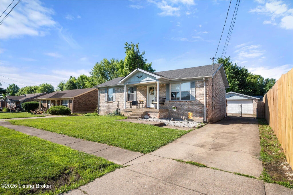 Photo of 123 Fawn Ct, Louisville, KY 40229 (MLS # 1720692)