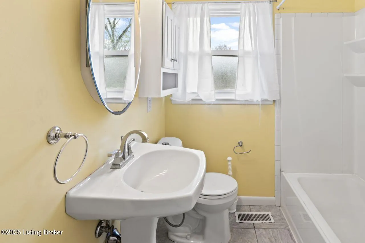 Louisville, Kentucky 40218, United States, 3 Bedrooms Bedrooms, ,1 BathroomBathrooms,Residential,Active,86278