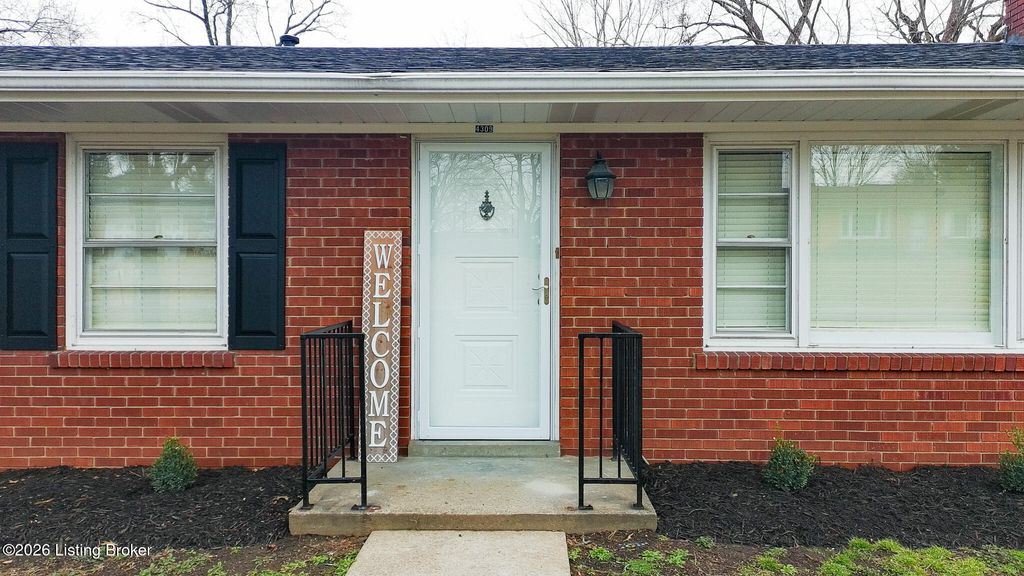 Photo of 4309 Southridge Dr, Louisville, KY 40272 (MLS # 1709327)