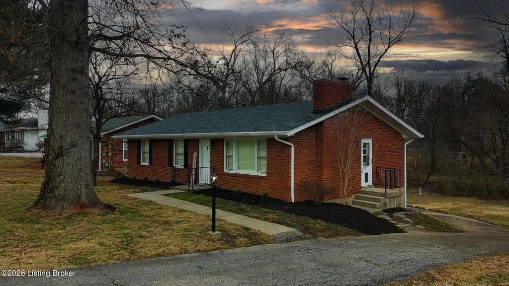 Photo of 4309 Southridge Dr, Louisville, KY 40272 (MLS # 1709327)