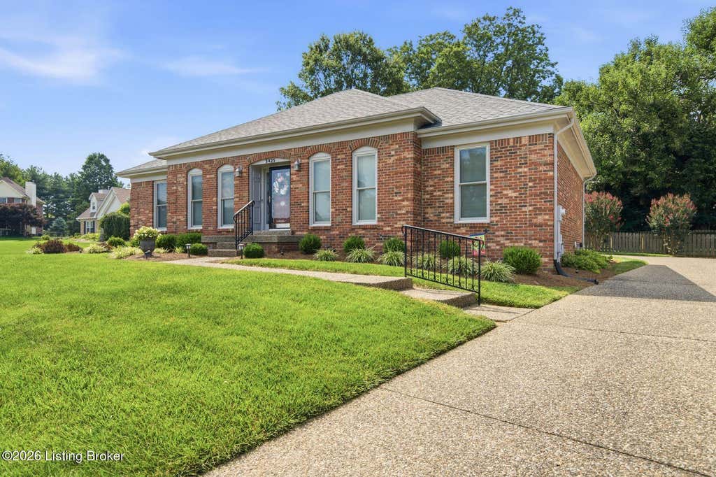 Photo of 3425 Westwood Farms Dr, Louisville, KY 40220 (MLS # 1722284)