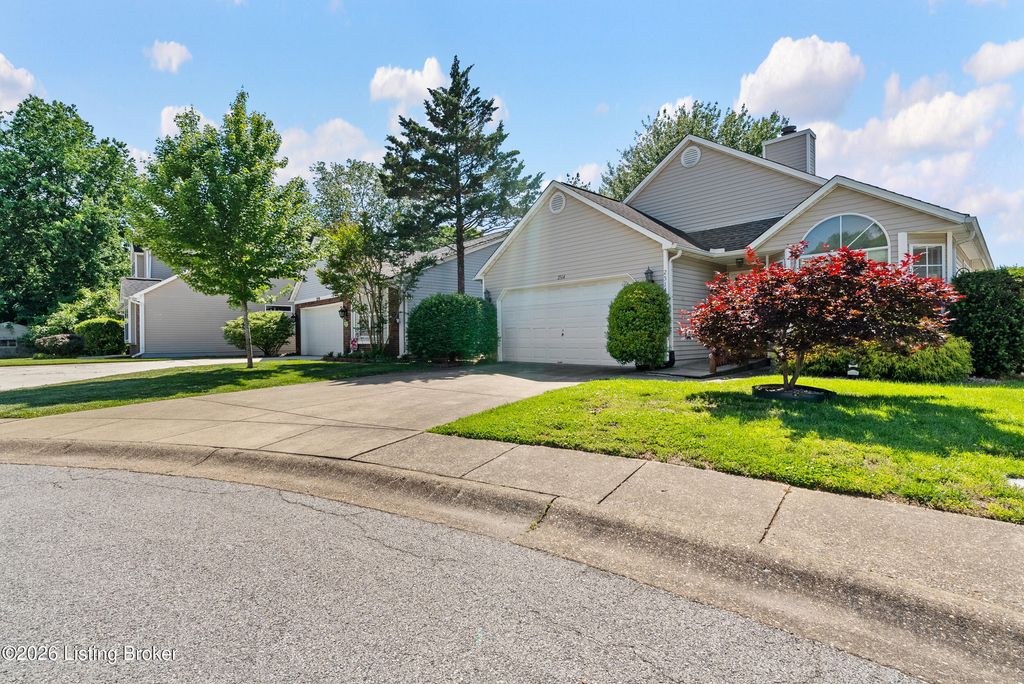 Photo of 2514 Hampton Ridge Blvd, Louisville, KY 40220 (MLS # 1716919)