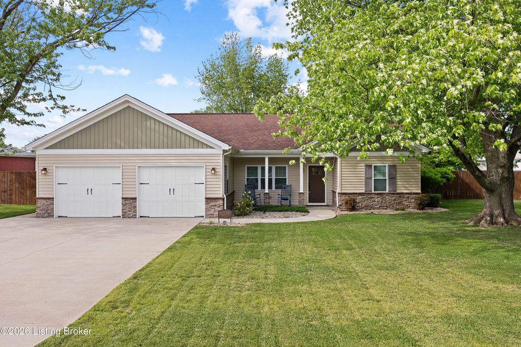 Photo of 8208 Smyrna Pkwy, Louisville, KY 40228 (MLS # 1715234)
