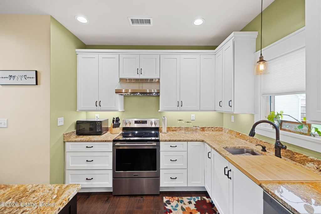 Photo of 8208 Smyrna Pkwy, Louisville, KY 40228 (MLS # 1715234)