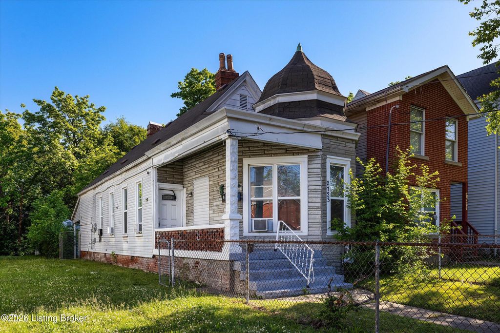 Photo of 2723 W Chestnut St, Louisville, KY 40211 (MLS # 1722636)