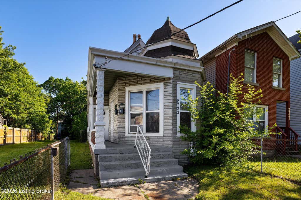 Photo of 2723 W Chestnut St, Louisville, KY 40211 (MLS # 1722636)