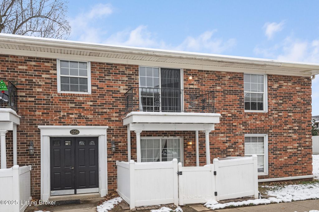 Photo of 1259 Westlynne Way #7, Louisville, KY 40222 (MLS # 1705020)