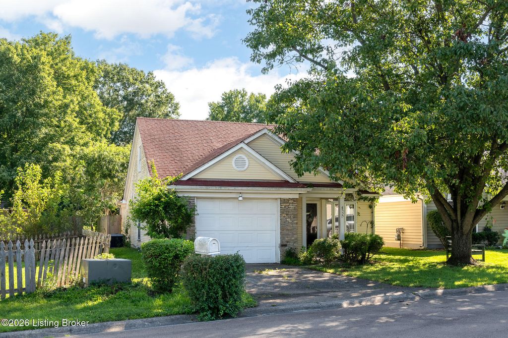 Photo of 4117 Bay Pointe Dr, Louisville, KY 40241 (MLS # 1723998)