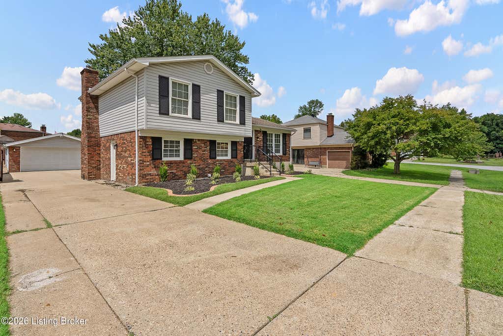 Photo of 8308 Daverman Dr, Louisville, KY 40228 (MLS # 1726659)