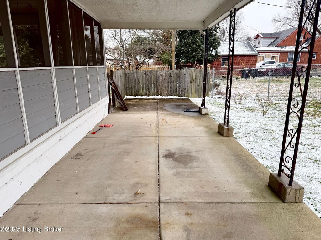 Photo of 3302 Goldsmith Ln, Louisville, KY 40220 (MLS # 1704999)