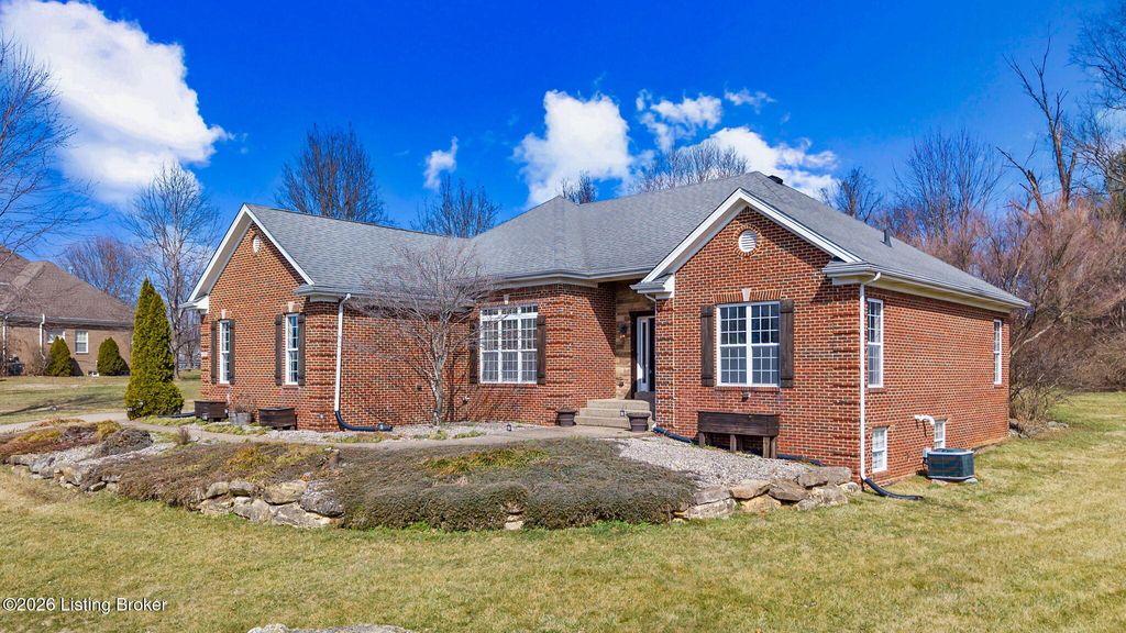 Photo of 2703 Stonefield Ln, La Grange, KY 40031 (MLS # 1710150)