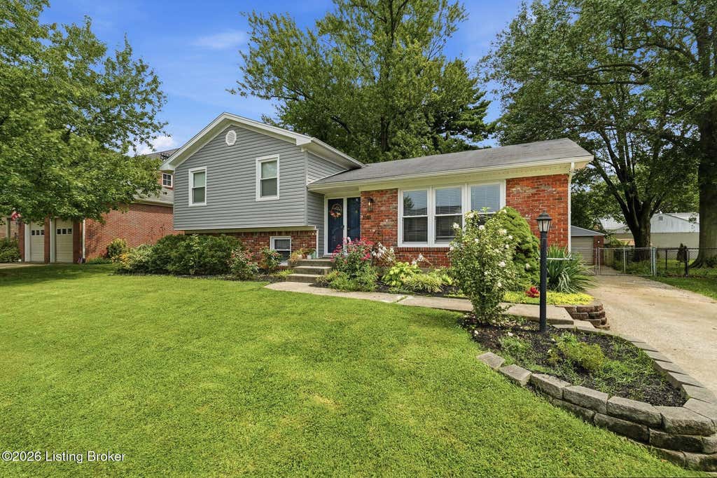 Photo of 3102 Pomeroy Dr, Louisville, KY 40220 (MLS # 1726351)