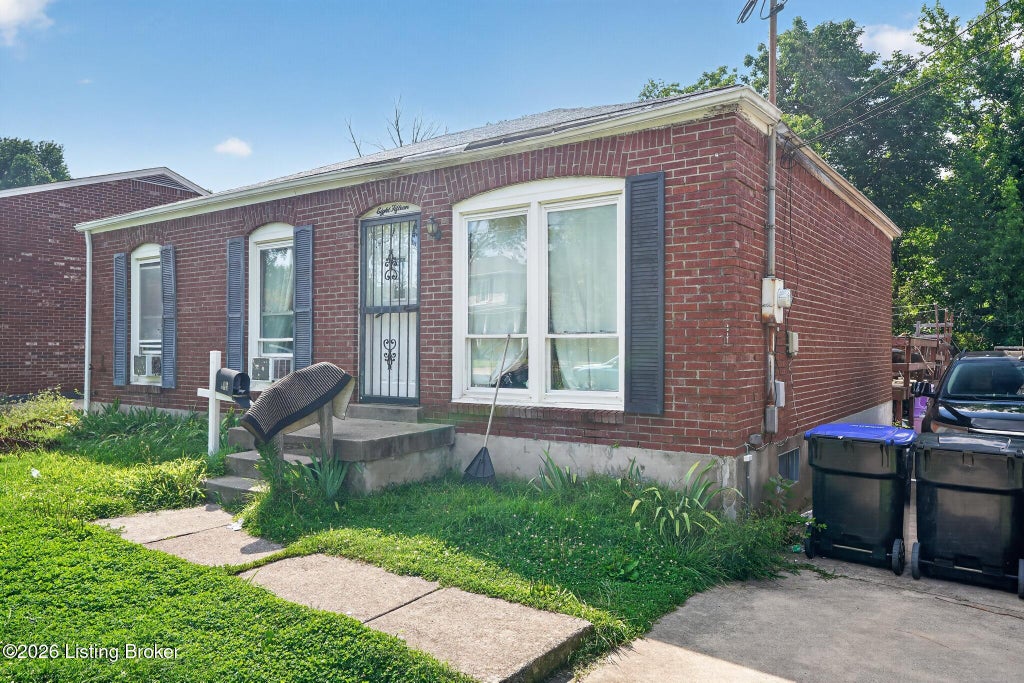 Photo of 815 Iroquois Ave, Louisville, KY 40214 (MLS # 1722598)