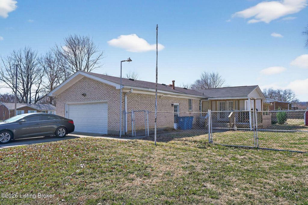 Photo of 6803 Creston Dr, Louisville, KY 40258 (MLS # 1710940)