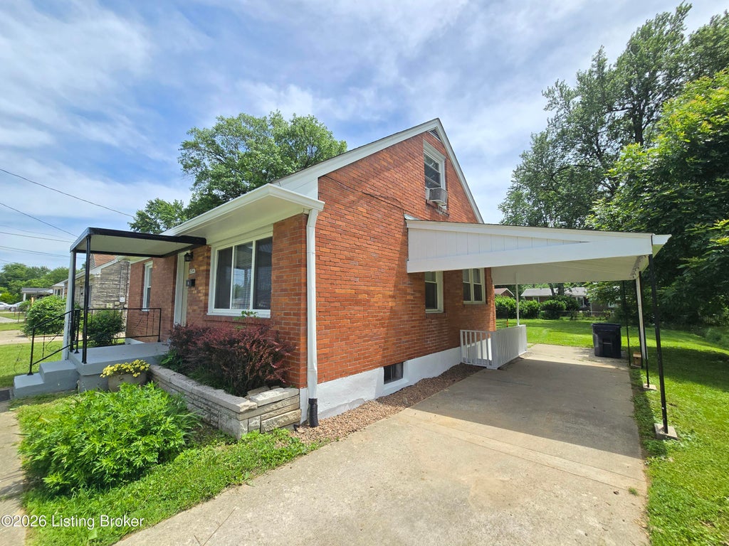 Photo of 1714 Colony Ct, Louisville, KY 40216 (MLS # 1730413)
