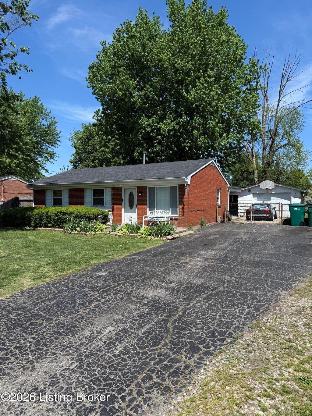 Photo of 140 Starlite Dr, Louisville, KY 40229 (MLS # 1715004)
