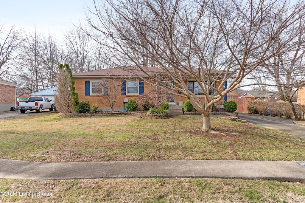 Photo of 10008 John Silver Ct, Louisville, KY 40229 (MLS # 1706982)