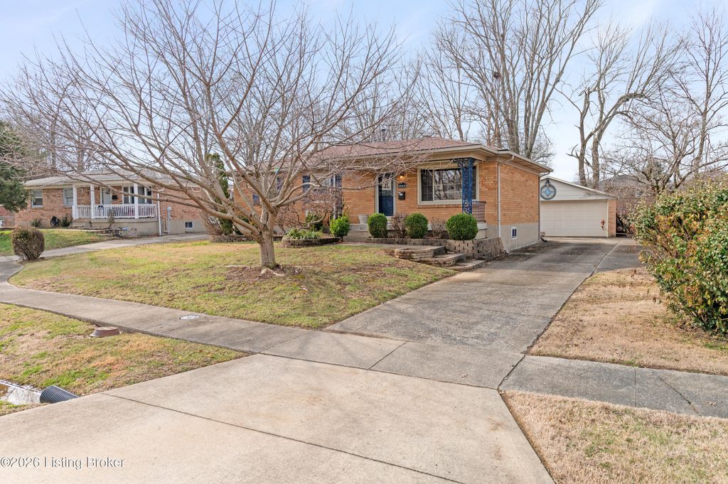 Photo of 10008 John Silver Ct, Louisville, KY 40229 (MLS # 1706982)