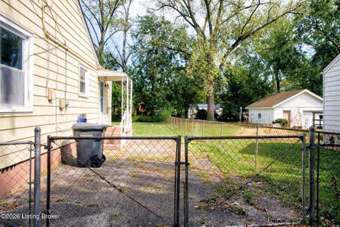 Tiny photo for 5003 Feys Dr, Louisville, KY 40216 (MLS # 1729631)