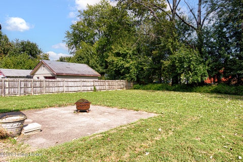Tiny photo for 5003 Feys Dr, Louisville, KY 40216 (MLS # 1729631)