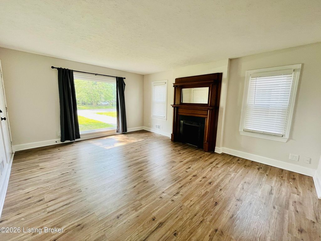 Photo of 4832 S 6th St, Louisville, KY 40214 (MLS # 1715103)