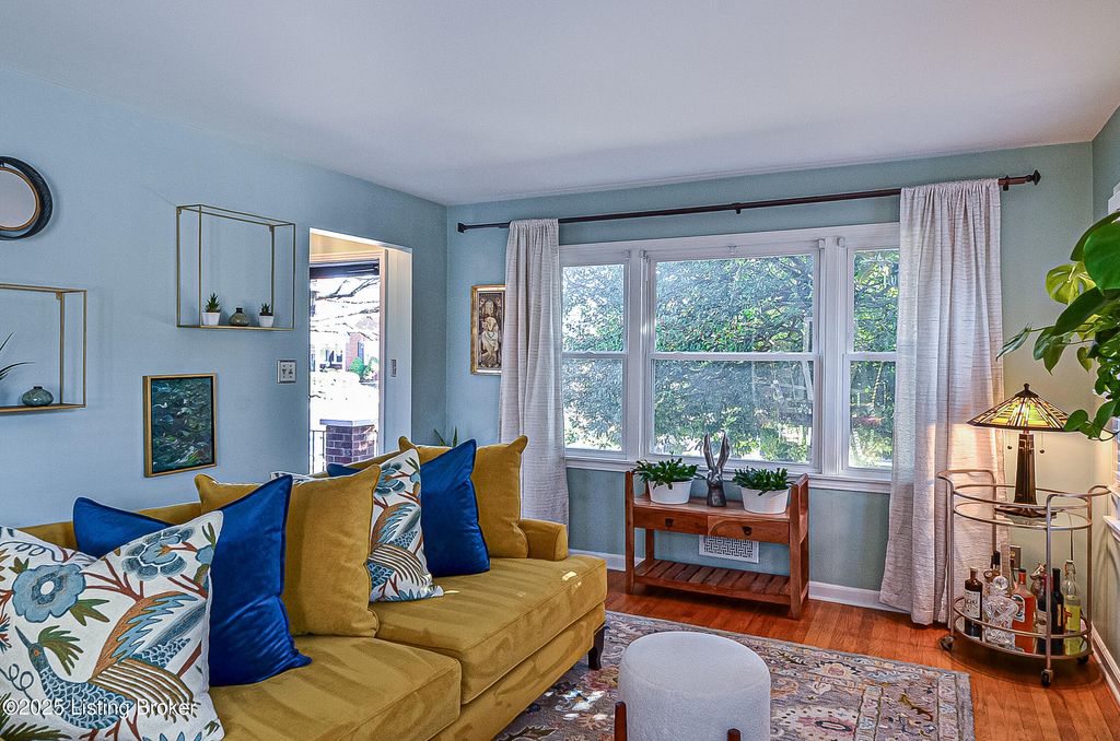 Photo of 1723 Deer Park Ave, Louisville, KY 40205 (MLS # 1704323)