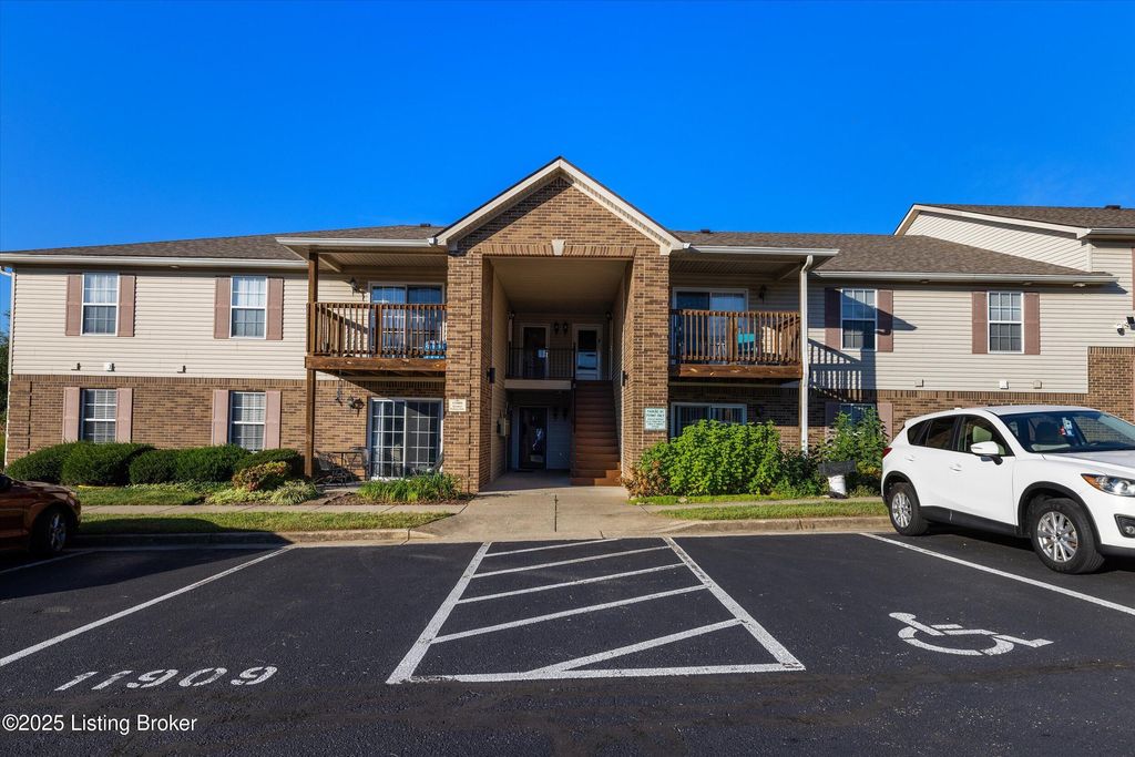Photo of 11909 Tazwell Dr #5, Louisville, KY 40245 (MLS # 1701977)