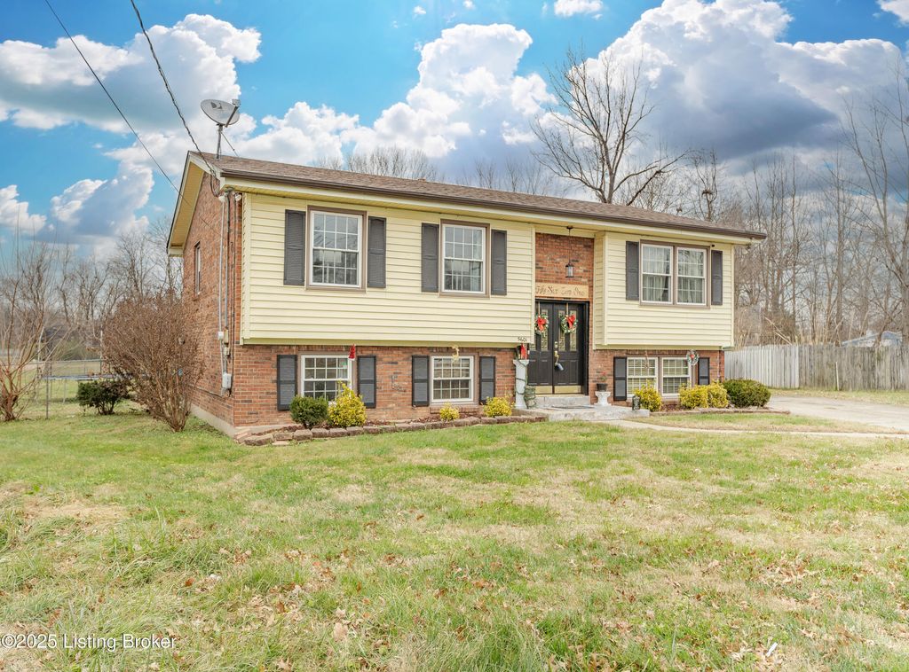 Photo of 5601 Crabapple Ct, Louisville, KY 40219 (MLS # 1705223)