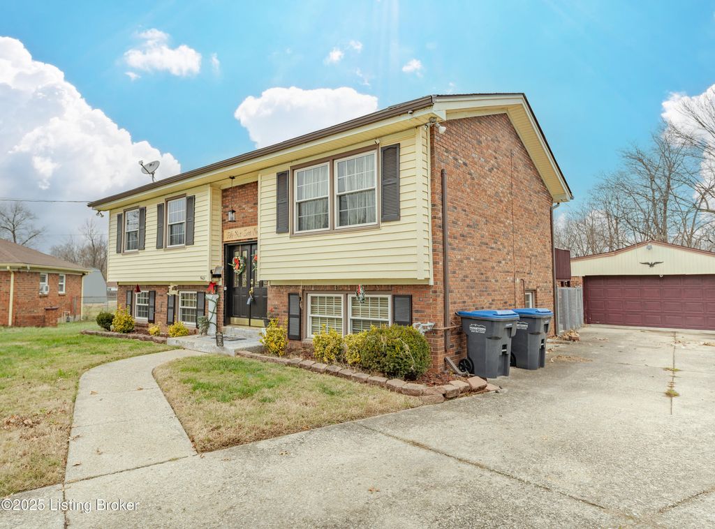 Photo of 5601 Crabapple Ct, Louisville, KY 40219 (MLS # 1705223)