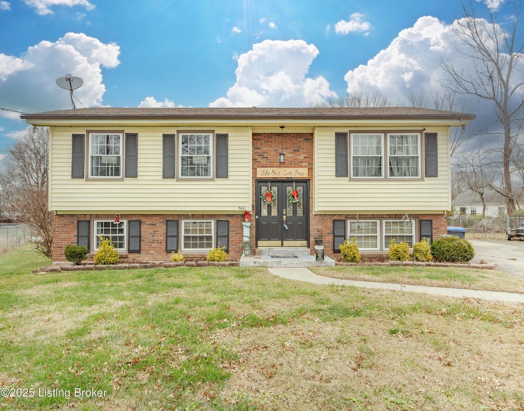 Photo of 5601 Crabapple Ct, Louisville, KY 40219 (MLS # 1705223)