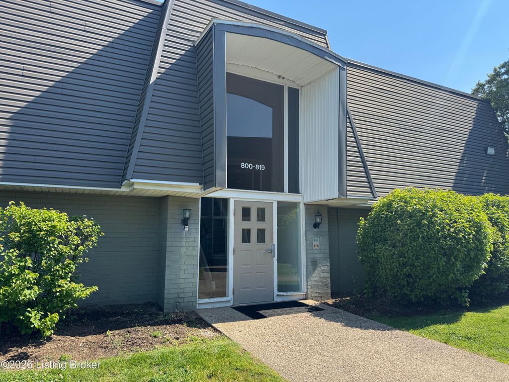 Photo of 800 La Fontenay Ct, Louisville, KY 40223 (MLS # 1717864)