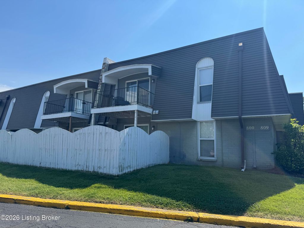 Photo of 800 La Fontenay Ct, Louisville, KY 40223 (MLS # 1717864)