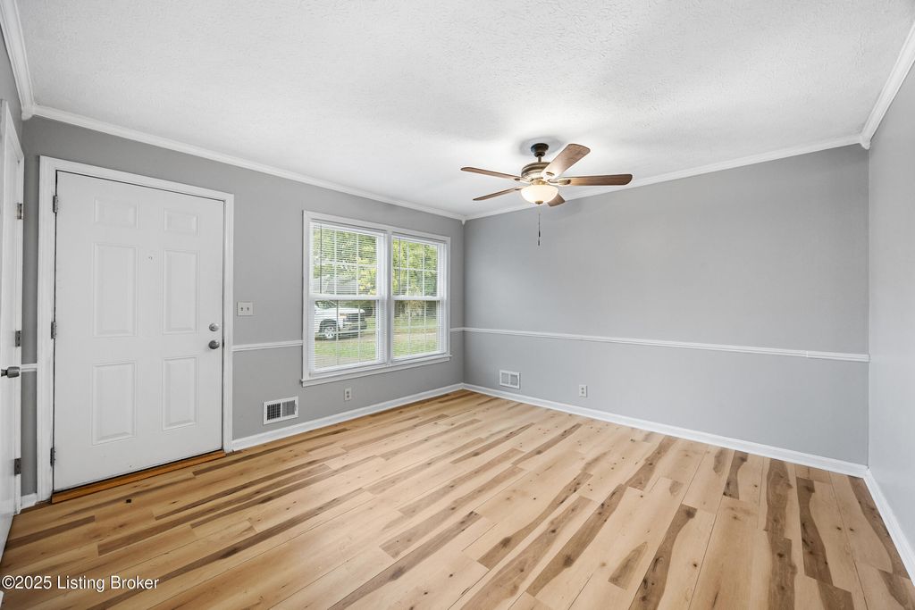 Photo of 6900 Heavrin Ave, Louisville, KY 40218 (MLS # 1706099)