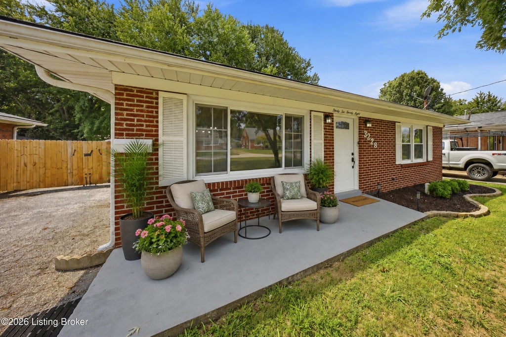 Photo of 3228 New Lynnview Dr, Louisville, KY 40216 (MLS # 1726606)