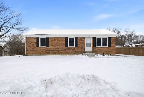 Photo of 1805 Oakwood Ct, Shelbyville, KY 40065 (MLS # 1708304)