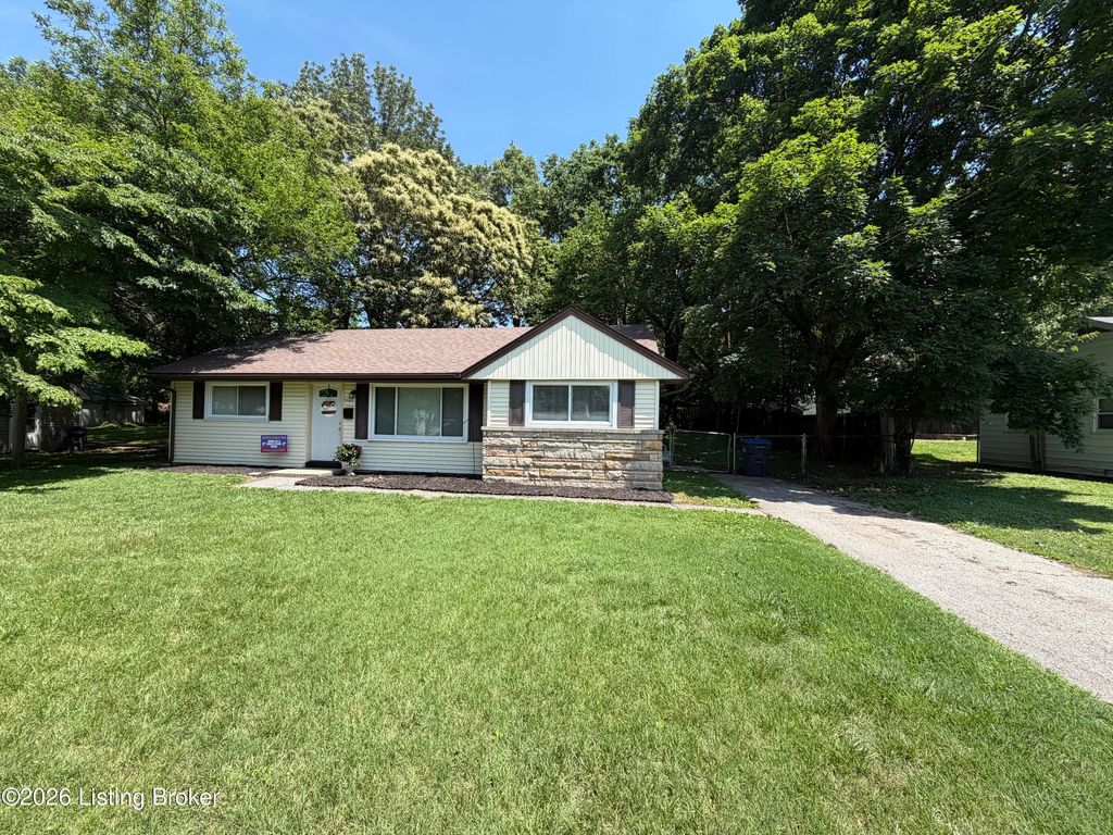 Photo of 5427 Count Fleet Dr, Louisville, KY 40272 (MLS # 1718918)