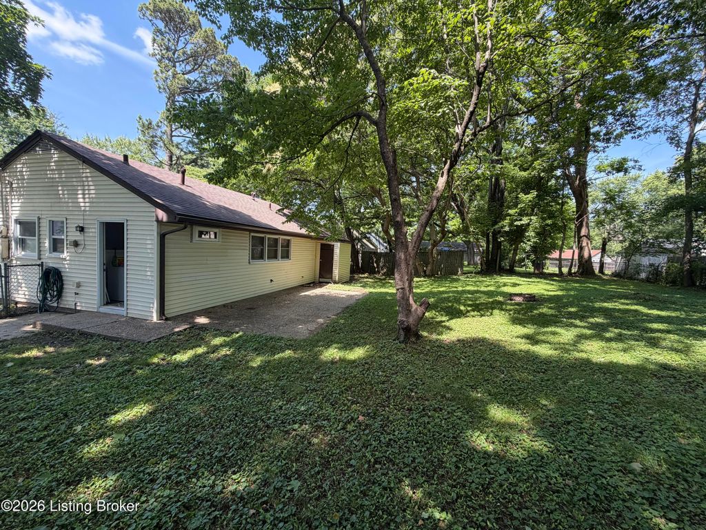 Photo of 5427 Count Fleet Dr, Louisville, KY 40272 (MLS # 1718918)