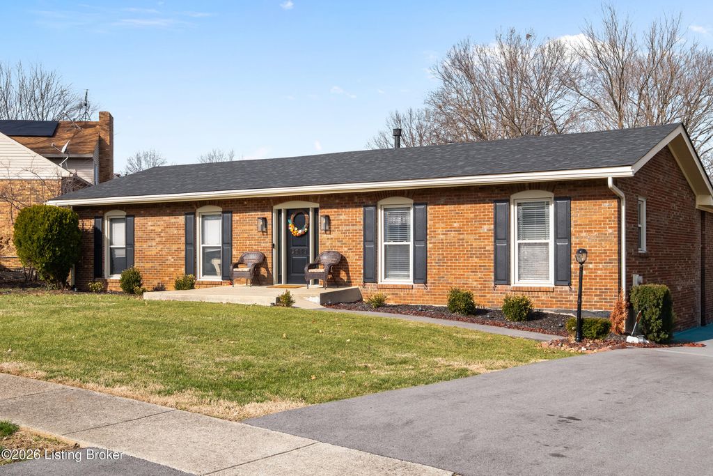Photo of 3212 Summerfield Dr, Louisville, KY 40220 (MLS # 1707735)