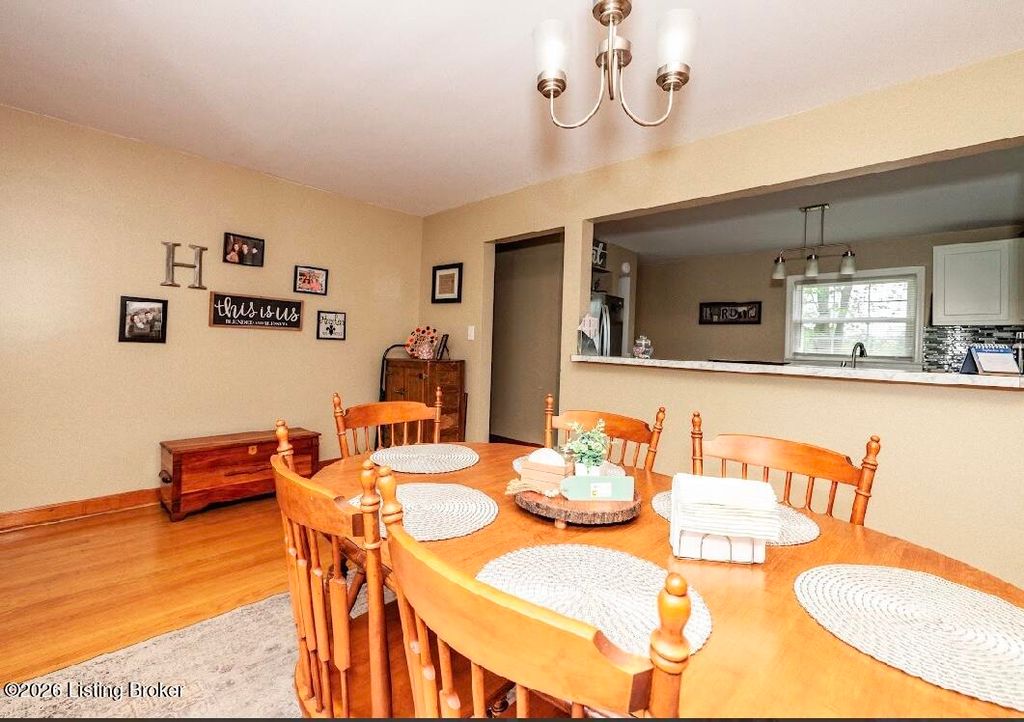 Photo of 1082 Forrest View Dr, Louisville, KY 40219 (MLS # 1717105)