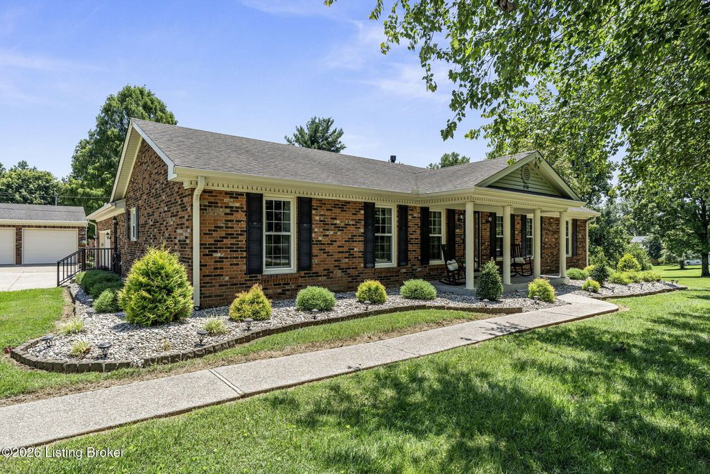 Photo of 3718 Echo Valley Cir, La Grange, KY 40031 (MLS # 1717321)