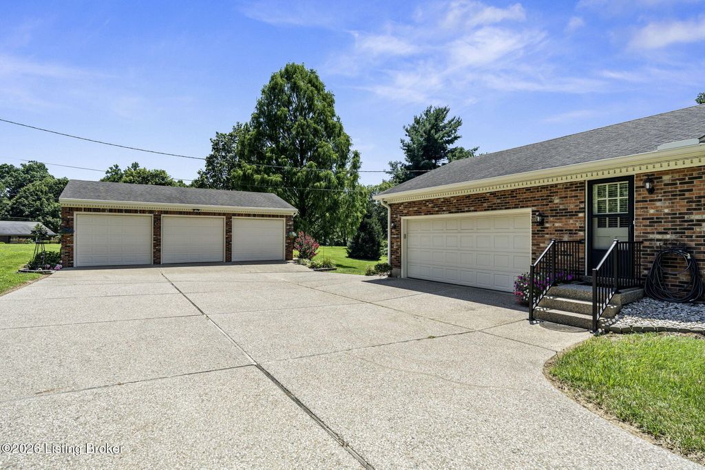 Photo of 3718 Echo Valley Cir, La Grange, KY 40031 (MLS # 1717321)