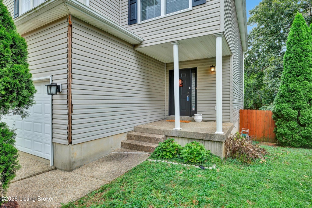 Photo of 11415 Catalpa View Ct, Louisville, KY 40299 (MLS # 1730726)