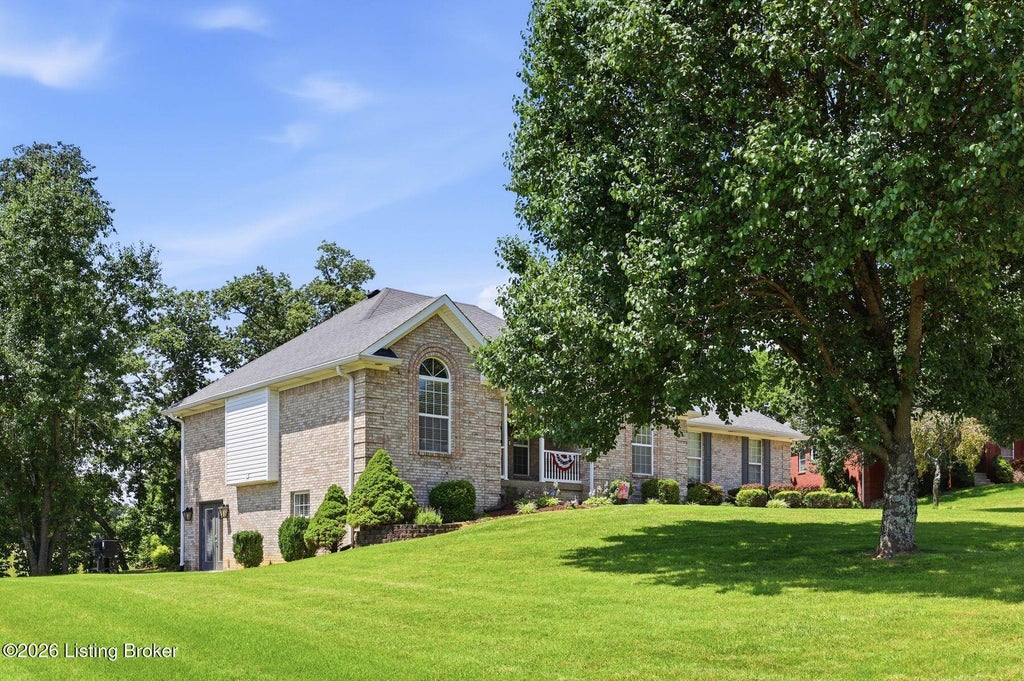 Photo of 242 Kingswood Ct, Taylorsville, KY 40071 (MLS # 1727388)