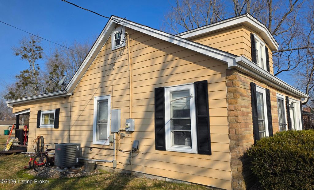 Photo of 7808 Glaser Ln, Louisville, KY 40228 (MLS # 1710319)