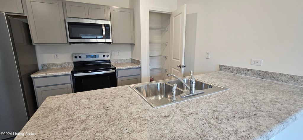 Photo of 1557 Robin Rd, Shelbyville, KY 40065 (MLS # 1706436)