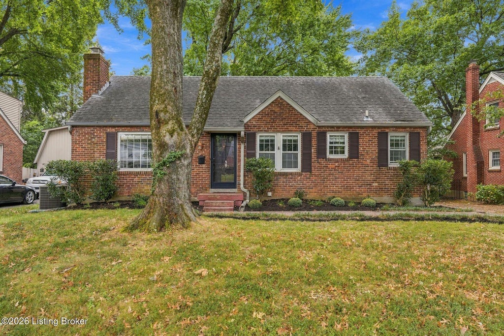 Photo of 4032 Elmwood Ave, Louisville, KY 40207 (MLS # 1730099)