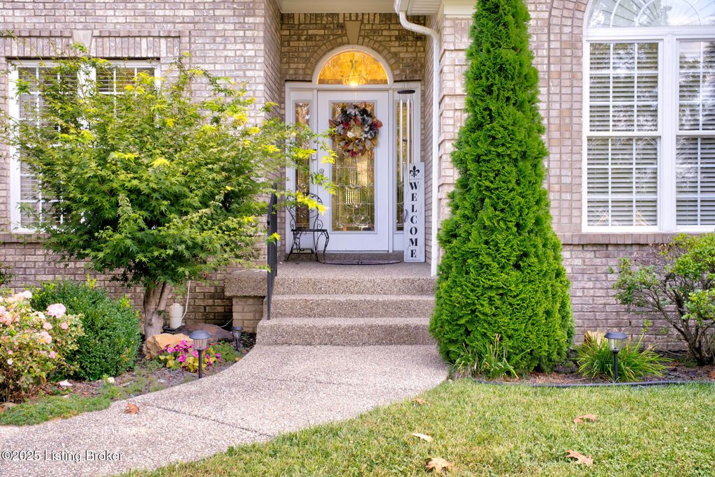 Photo of 4237 Pleasant Glen Dr, Louisville, KY 40299 (MLS # 1709180)